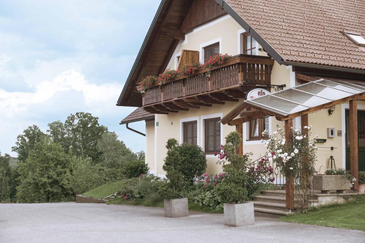 Landhof Lazarus Hotel Mooskirchen Bagian luar foto